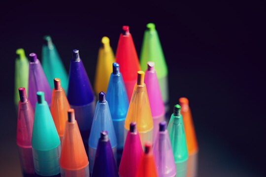 creioane colorate artisti